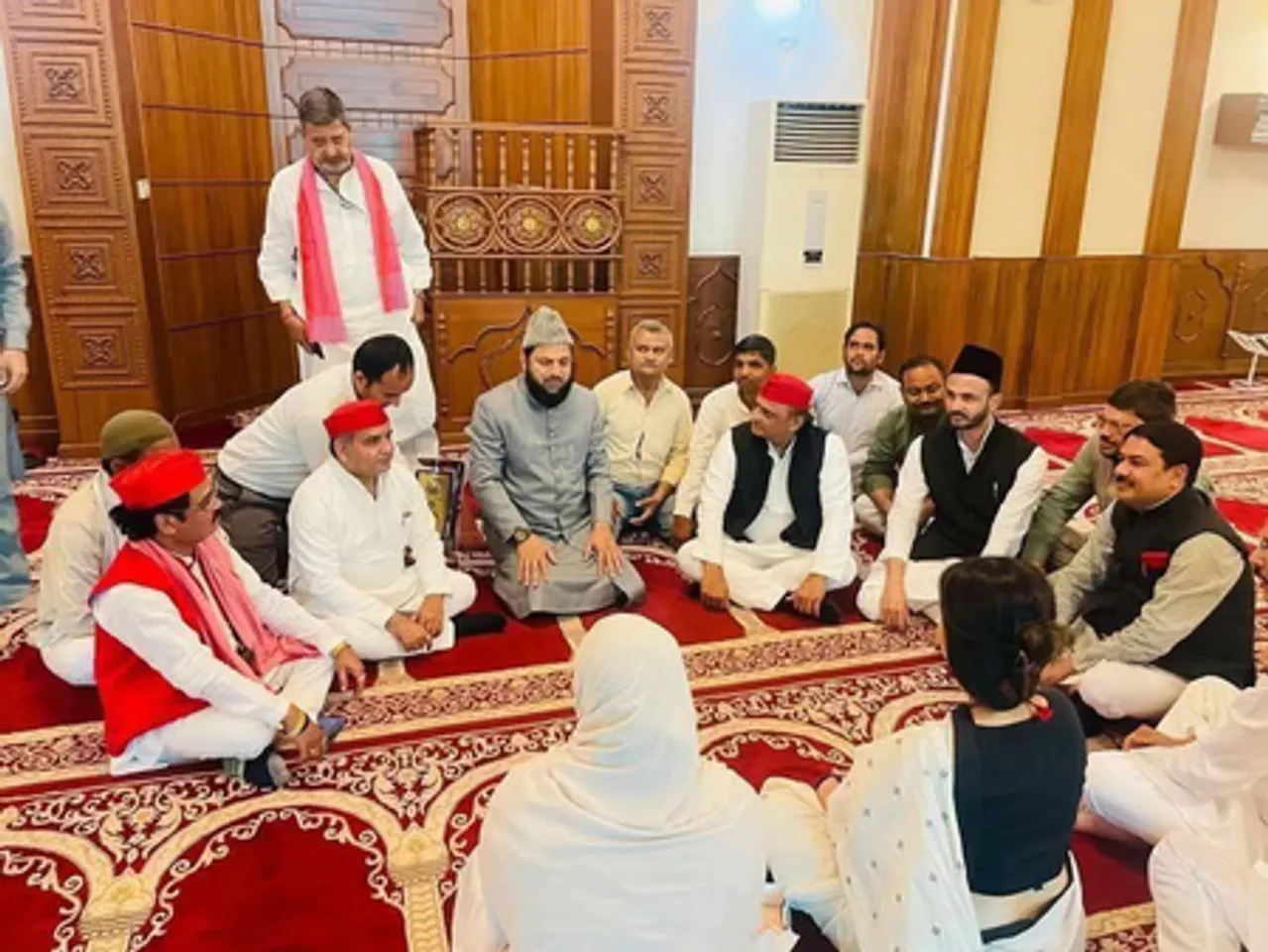 सपा सांसदों की मस्जिद में बैठक पर भाजपा ने उठाया सवाल, अवधेश प्रसाद ने दी सफाई