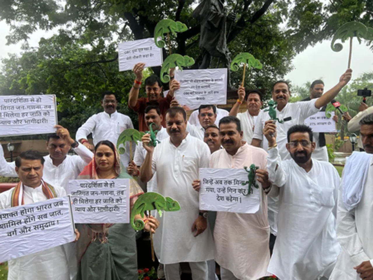 मध्य प्रदेश: कांग्रेस विधायकों का गिरगिट खिलौनों के साथ प्रदर्शन, ओबीसी आरक्षण पर सरकार को घेरा