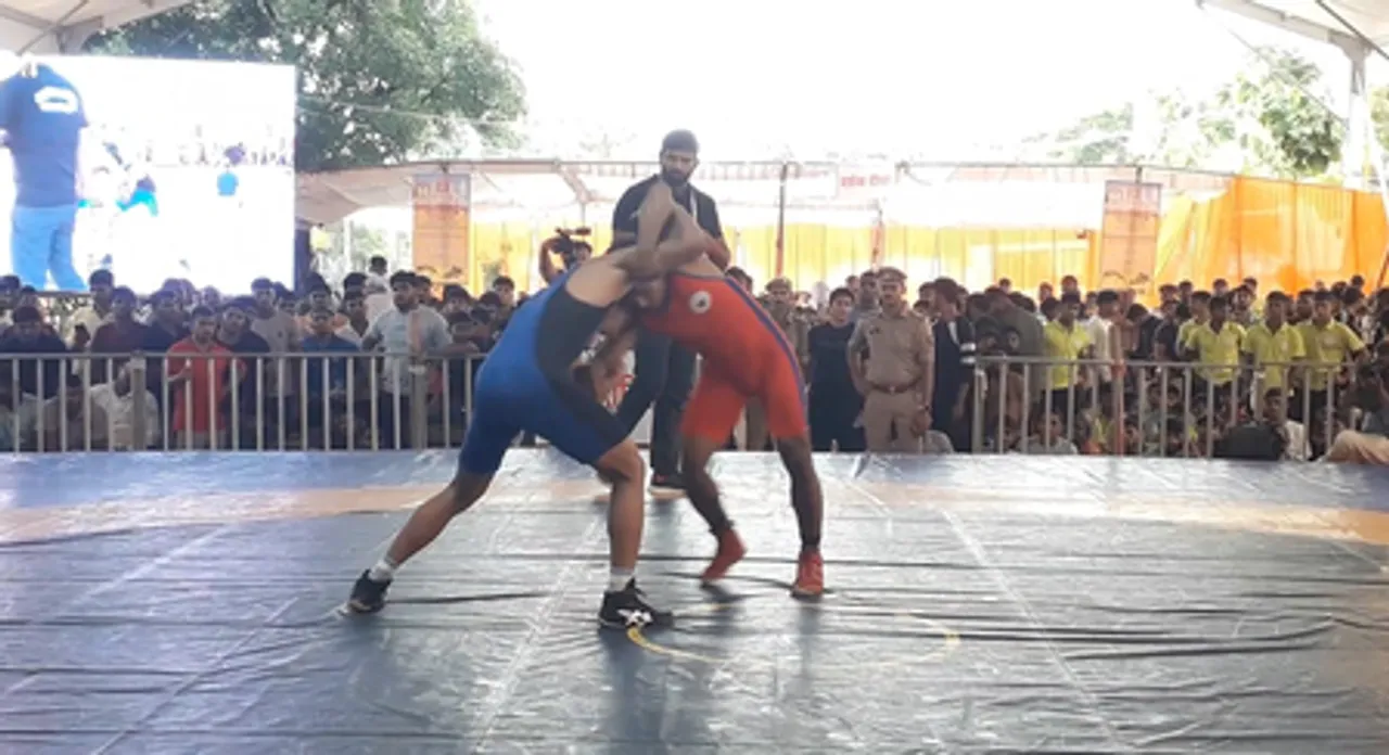 गोरखनाथ मंदिर में शुरू हुई प्रदेश स्तरीय सीनियर प्राइजमनी कुश्ती प्रतियोगिता, खेल मंत्री ने किया उद्घाटन