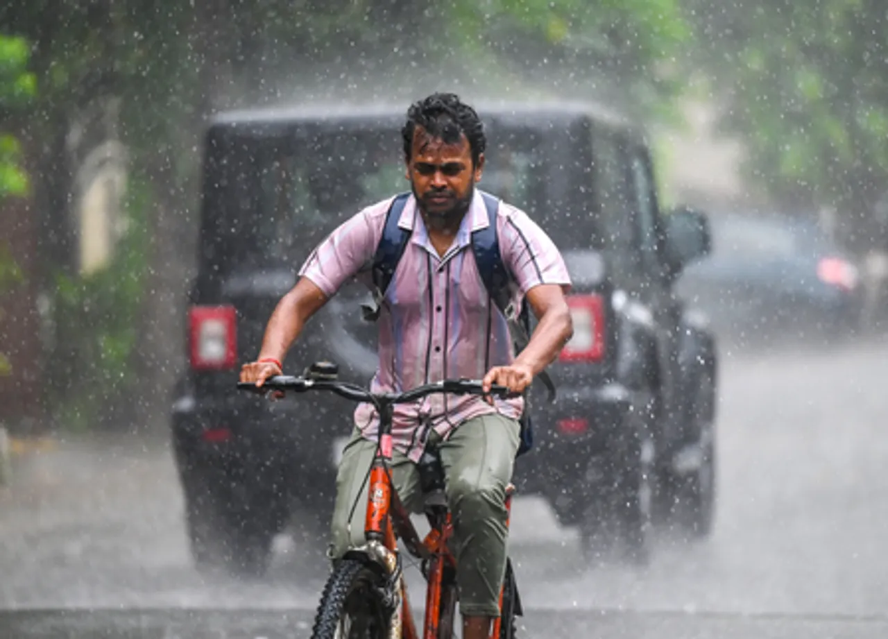 Rain lashes Noida