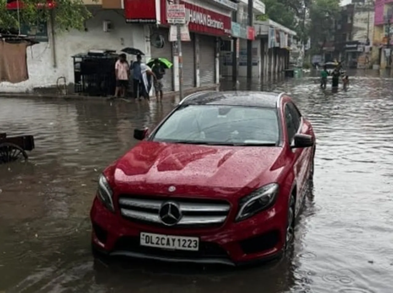 यूपी : बारिश के जलभराव में मर्सिडीज कार डूब कर हुई खराब, मालिक ने नगर आयुक्त को भेजा लीगल नोटिस
