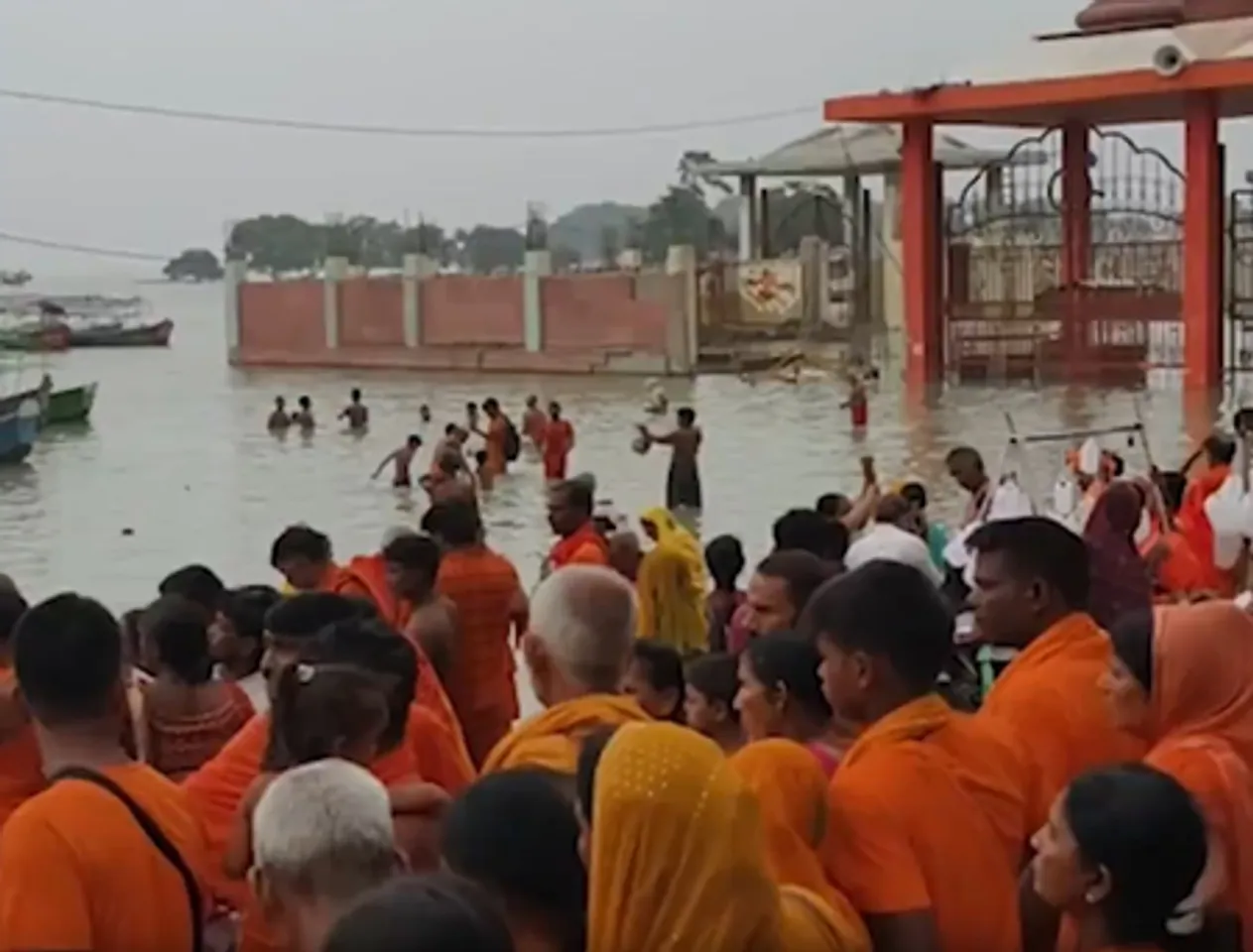 प्रयागराज : दशाश्वमेध घाट पर कांवड़ियों का सैलाब, गंगा-यमुना के बढ़ते जलस्तर के बावजूद उत्साह बरकरार