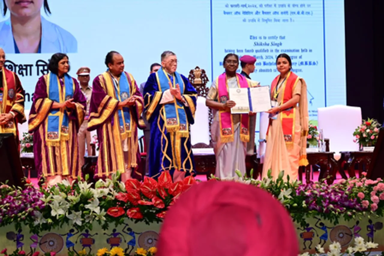 एम्स देवघर दीक्षांत समारोह: राष्ट्रपति मुर्मू ने डॉक्टरों से संवेदनशील बनने का आह्वान किया