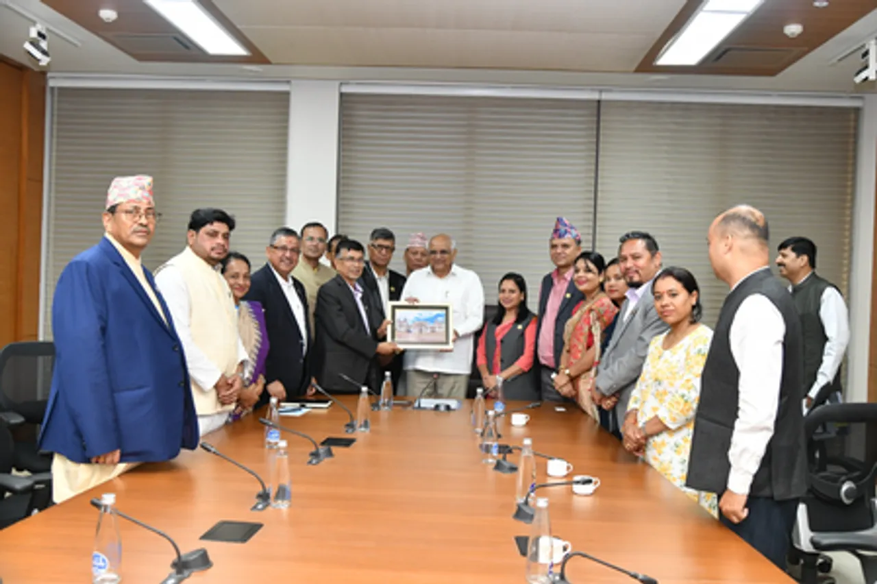नेपाल की संसद के 14 युवा सांसदों और 8 राजनीतिक दलों के नेताओं ने सीएम भूपेंद्र पटेल से शिष्टाचार भेंट की