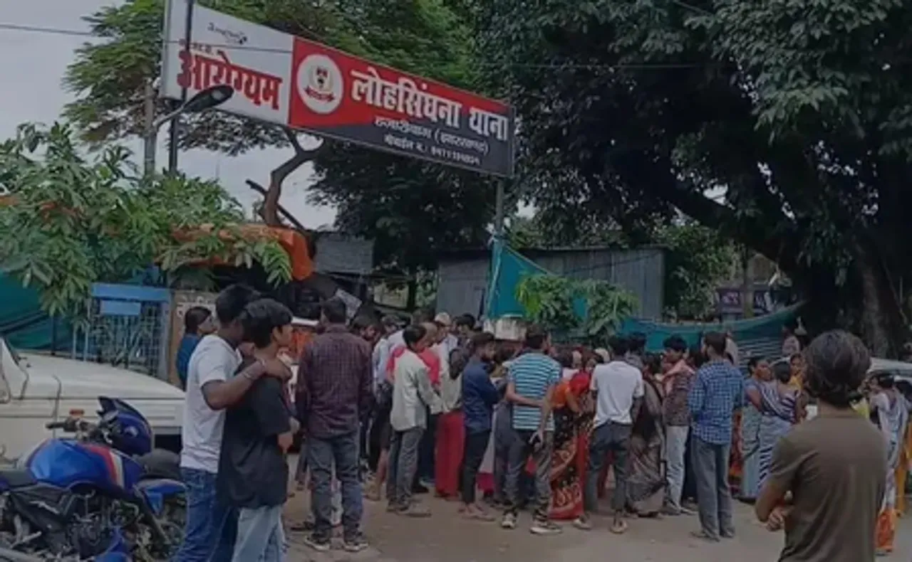 हजारीबाग में युवक का शव फंदे से झूलता मिला, पत्नी पर हत्या का आरोप, शव के साथ सड़क जाम