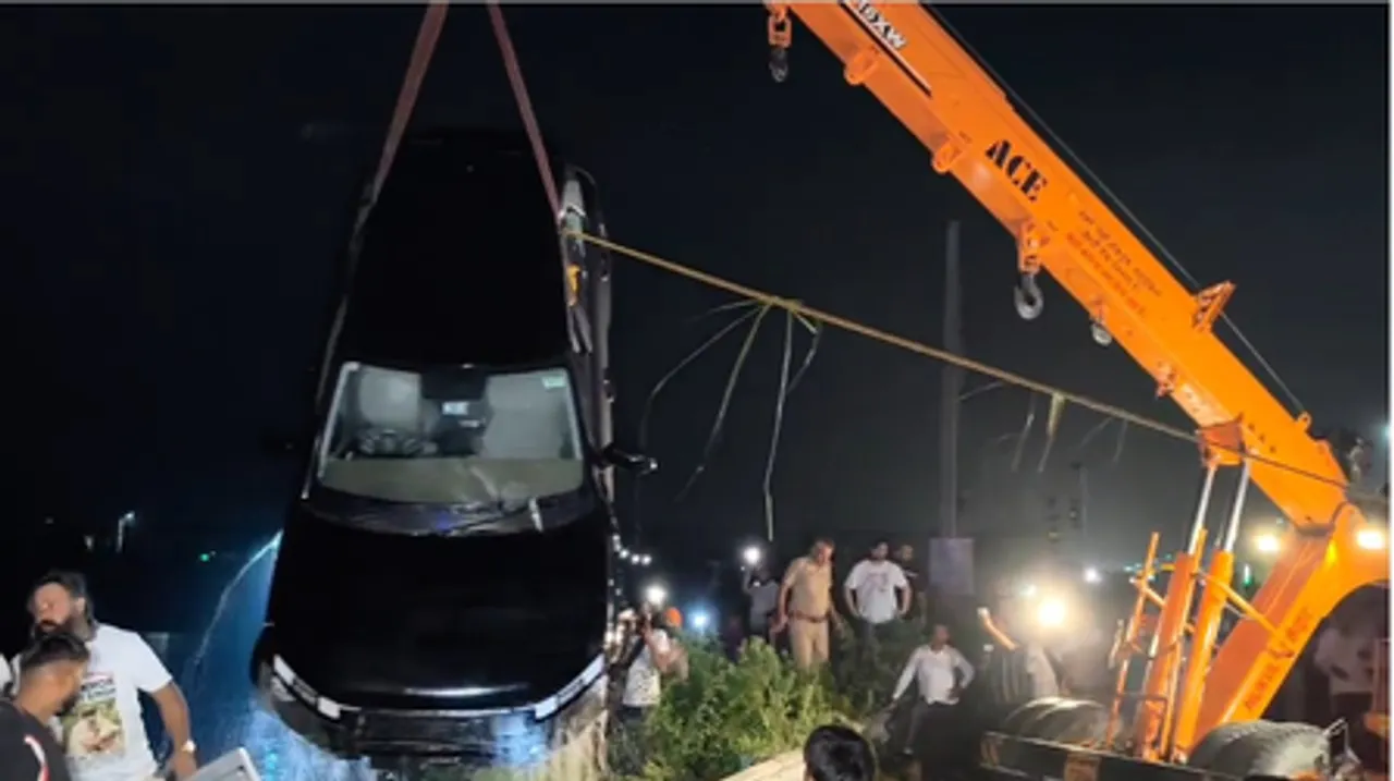 Car Dives into River, (Photo Source : IANS)