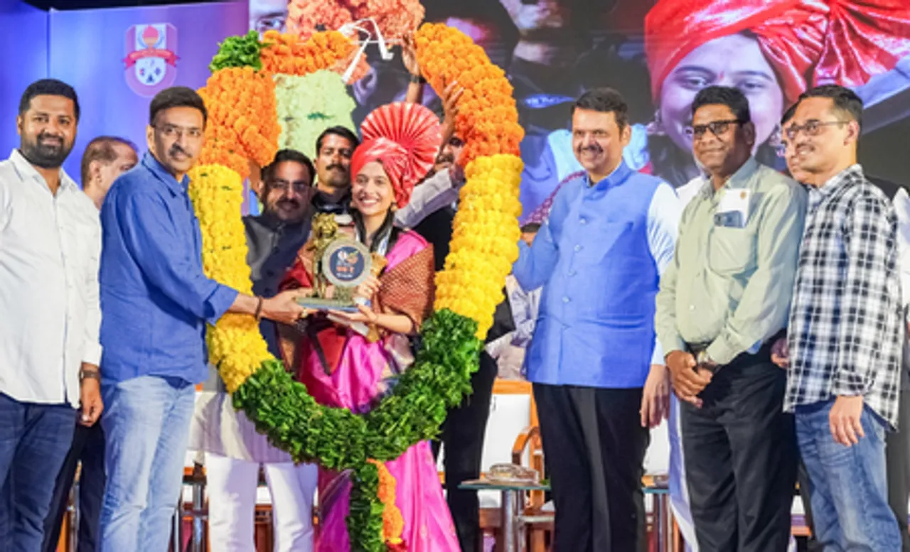 Maha CM Fadnavis felicitates Chess World Cup winner Divya Deshmukh; awards 3 cr cash reward (Credit: CMO Maharashtra/X)