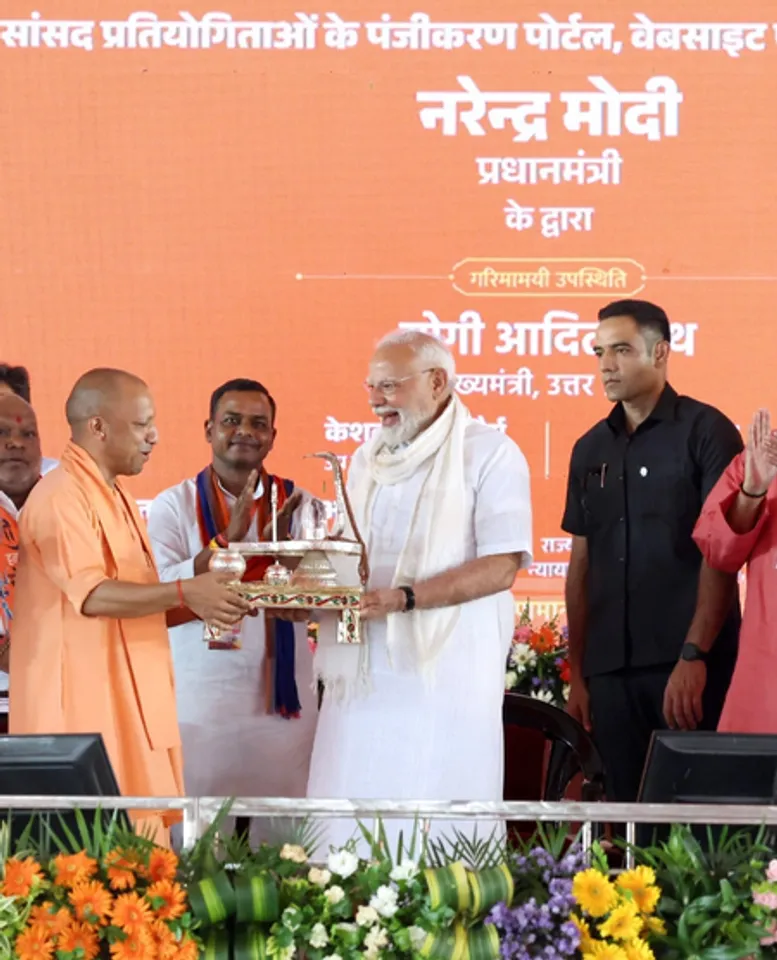 सीएम योगी ने पीएम मोदी को भेंट किया जीआई क्राफ्ट निर्मित शिवलिंग, नंदी और त्रिशूल