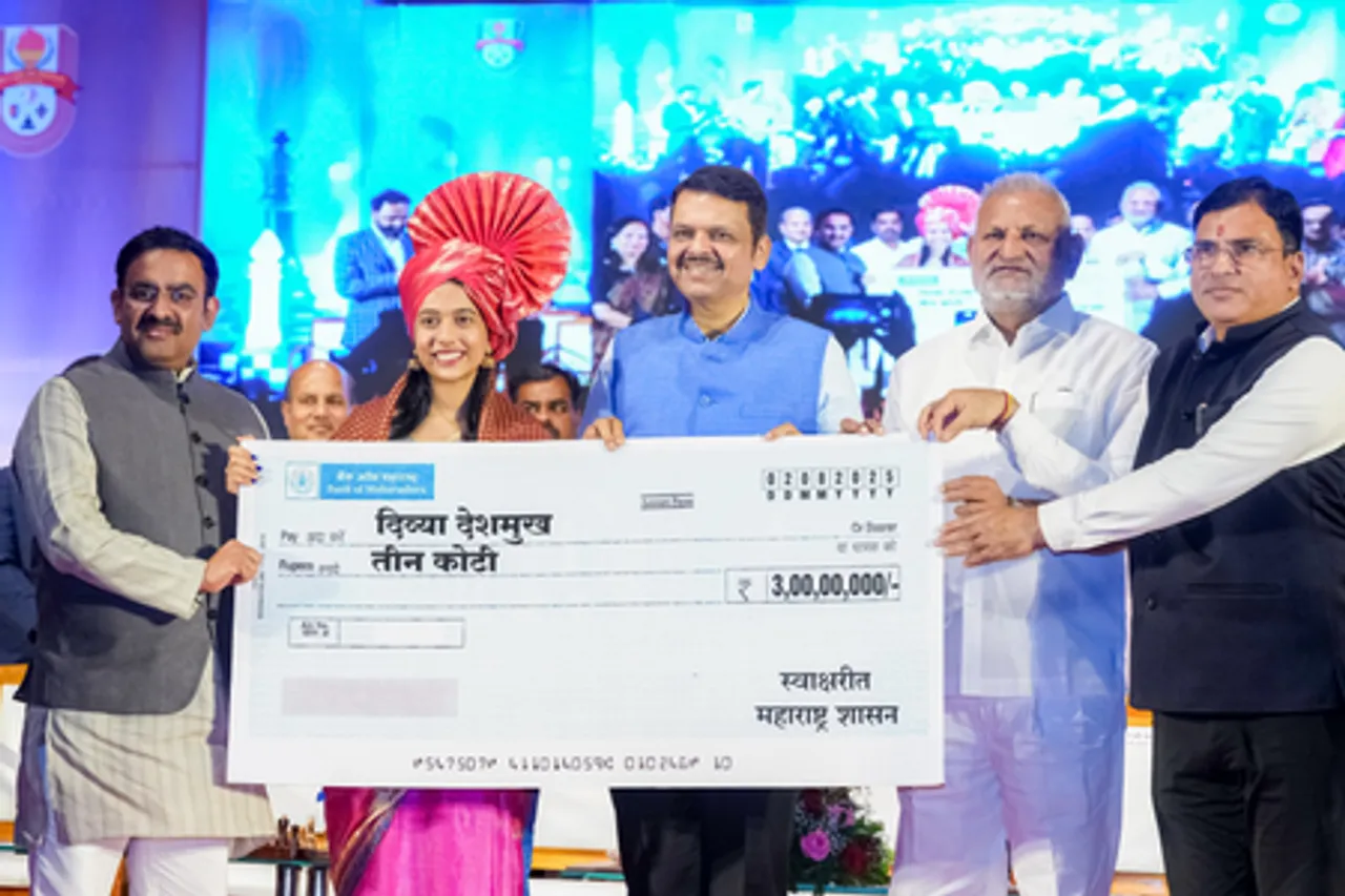 महाराष्ट्र के सीएम देवेंद्र फडणवीस ने 3 करोड़ रुपए का पुरस्कार देकर दिव्या देशमुख को किया सम्मानित