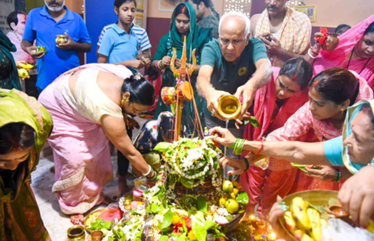 एनसीआर में काले बादलों का डेरा, सावन के अंतिम सोमवार पर मंदिरों में श्रद्धालुओं का आगमन