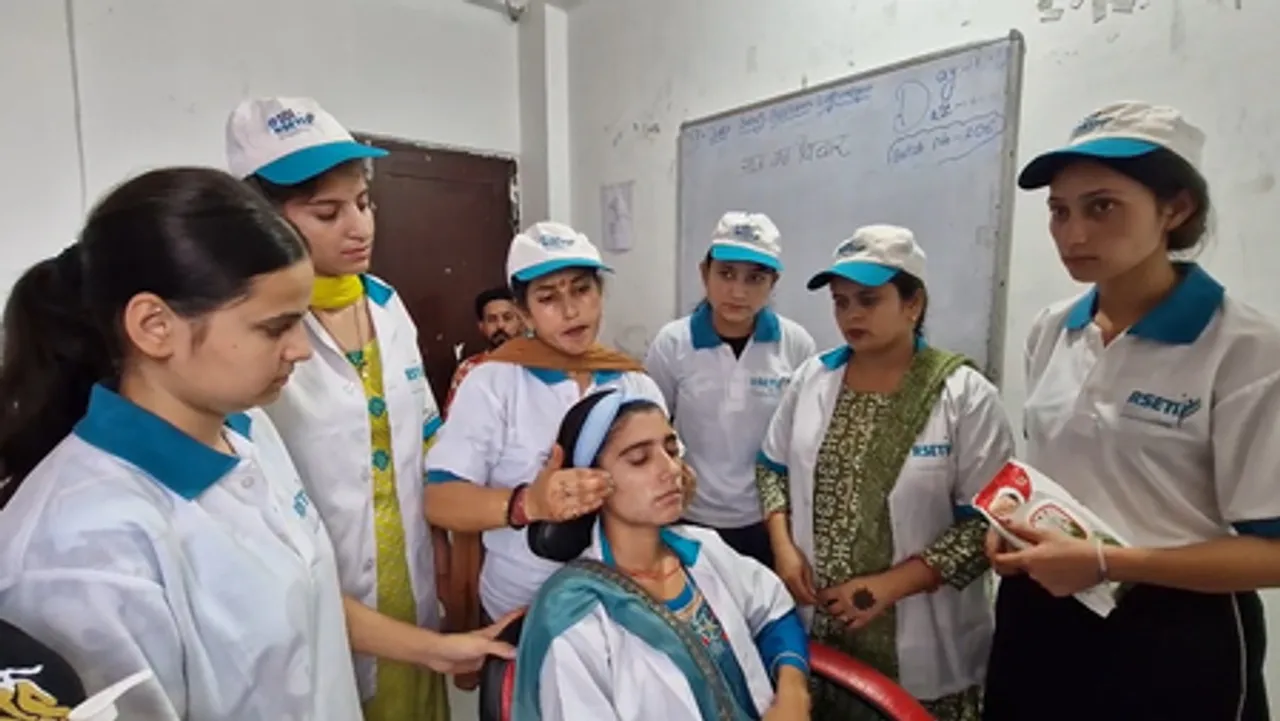 जम्मू कश्मीर: ग्रामीण स्वरोजगार प्रशिक्षण संस्थान रियासी ने ब्यूटी पार्लर प्रशिक्षण कार्यक्रम का किया आयोजन, बेटियां बन रही सशक्त