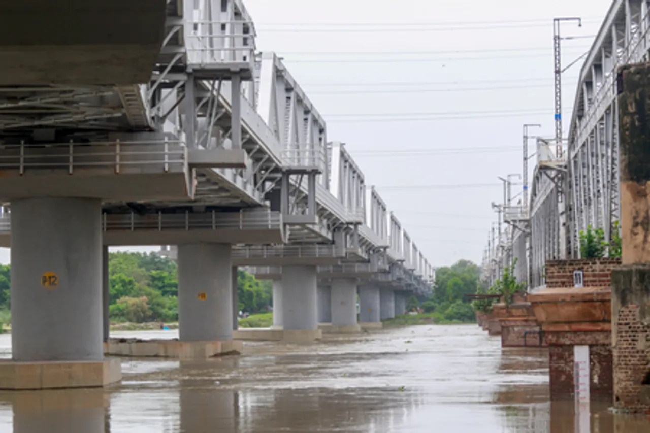 New Delhi: Yamuna River Swells as Water Level Rises