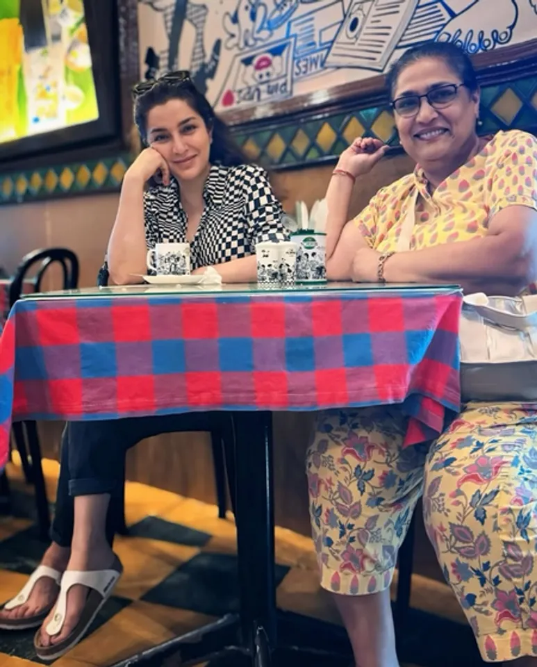 tisca-chopra-ne-dost-astha-ko-ghumaya-mumbai-ka-iconic-cafe-mondegar--20250805165445