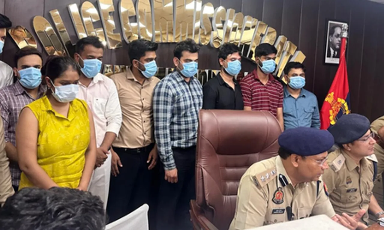 नोएडा : फर्जी कॉल सेंटर से ठगी करने वाले गिरोह का भंडाफोड़, महिला समेत 11 गिरफ्तार, संचालक पति-पत्नी फरार