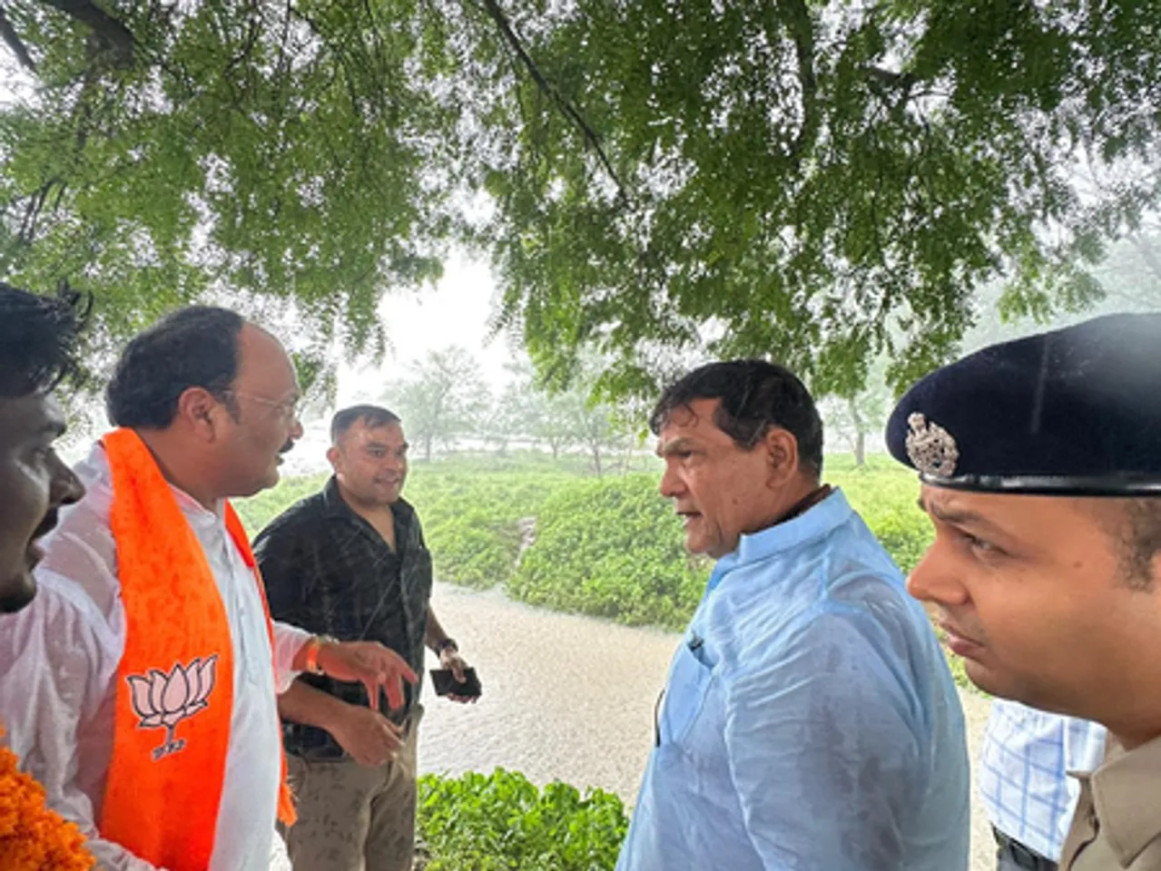 उत्तर प्रदेश: एके शर्मा ने भदोही में बाढ़ प्रभावित क्षेत्रों का किया दौरा, राहत और बचाव कार्य के दिए निर्देश
