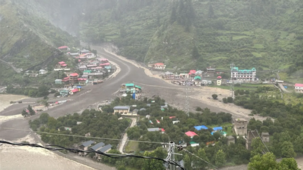 उत्तरकाशी के धराली में बादल फटने से भारी तबाही, हर्षिल आर्मी कैंप के 7-10 जवान लापता