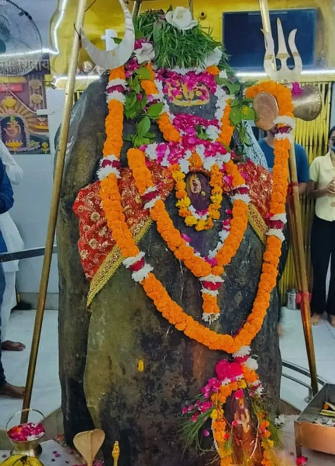 सावन विशेष :  दो भागों में बंटा है 8 फुट ऊंचा शिवलिंग, रहस्यमयी मंदिर में दिखता है माता पार्वती और महादेव का अनोखा रूप