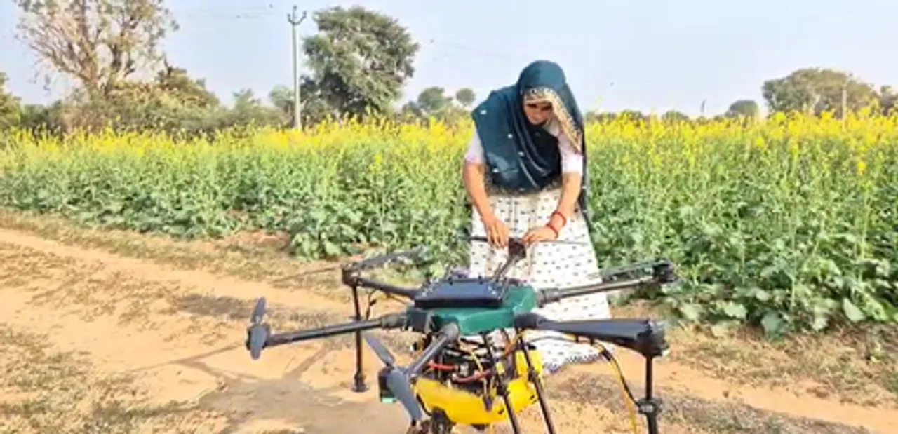 गुजरात : ड्रोन दीदी योजना ने दी आशाबेन को नई उड़ान, बन रही आत्मनिर्भर और आर्थिक रूप से मजबूत