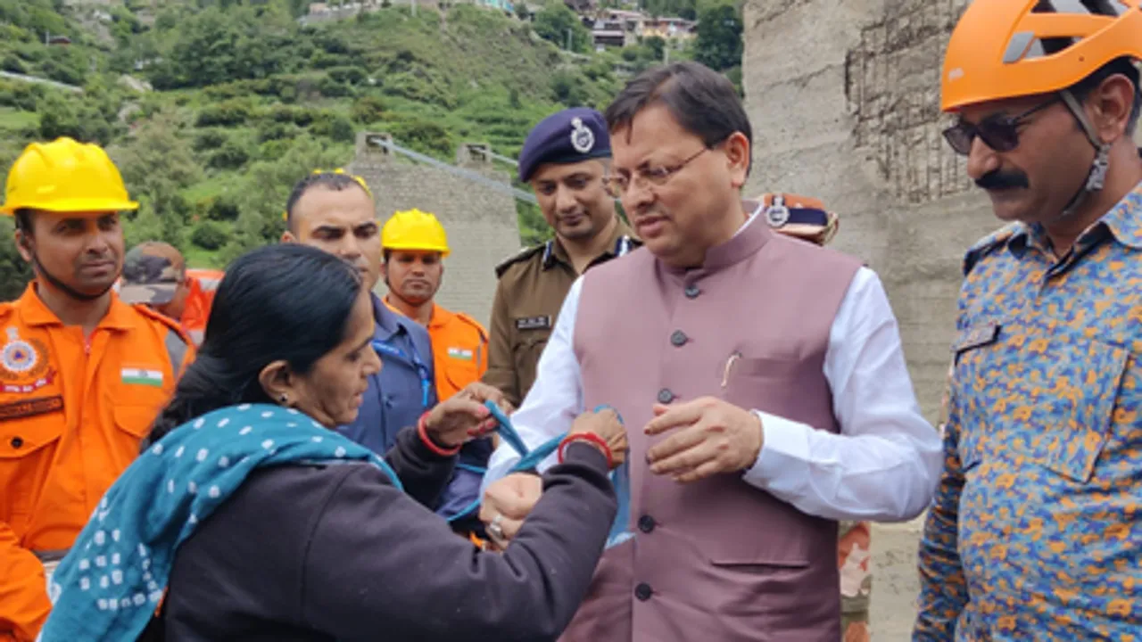 सीएम धामी ने धराली में आपदा प्रभावित क्षेत्रों का किया दौरा, महिला ने साड़ी फाड़कर उन्हें बांधी राखी