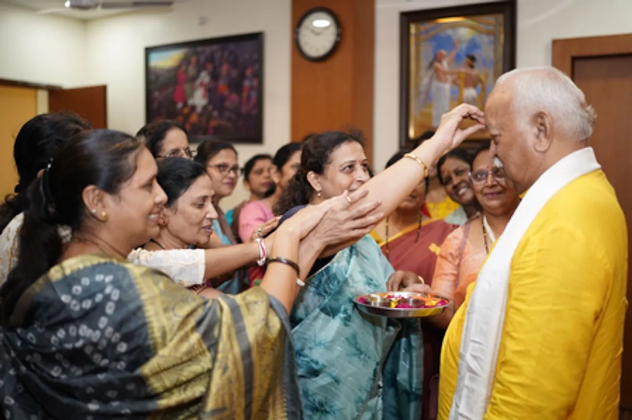 रक्षाबंधन पर तिब्बती और राष्ट्र सेविका बहनों ने आरएसएस प्रमुख मोहन भागवत को बांधी राखी