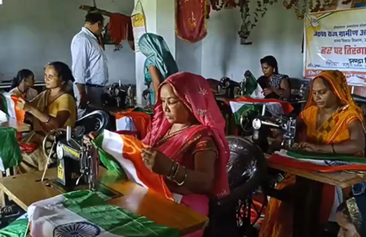 उत्‍तर प्रदेश : जौनपुर की महिलाएं कर रहीं 'हर घर तिरंगा' ध्वज निर्माण