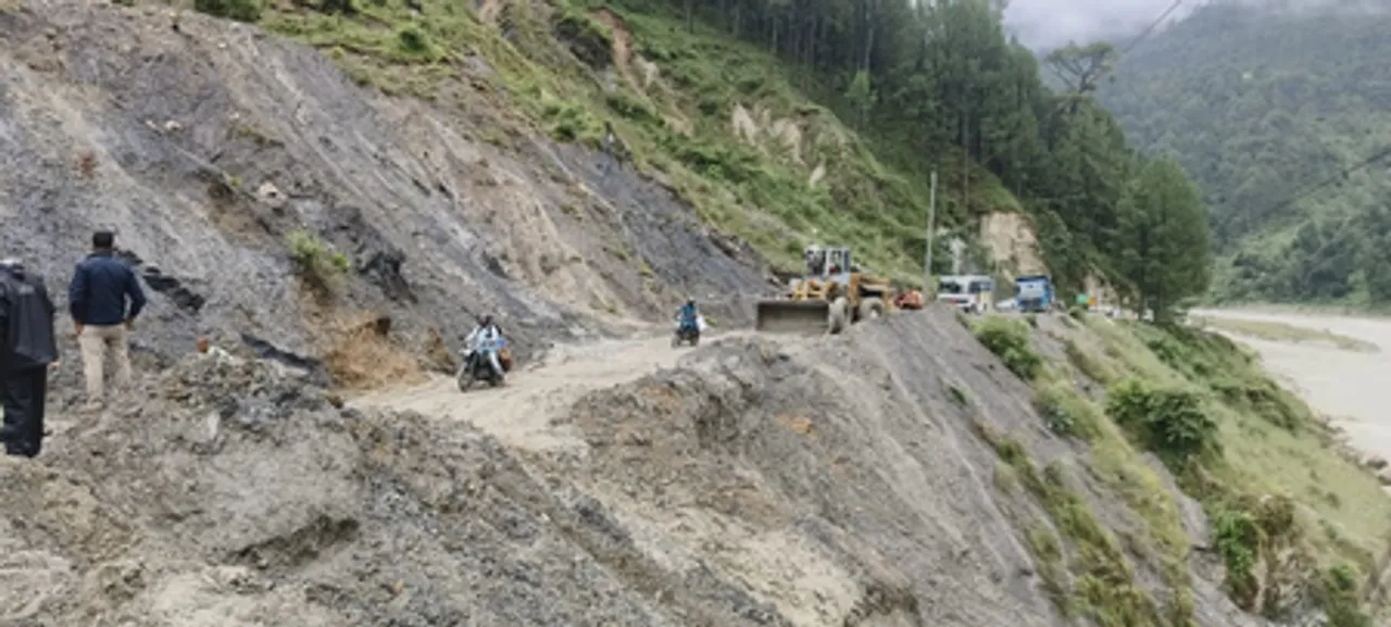 Landslide blocks Uttarkashi-Gangnani road near Netala, traffic disrupted for hours