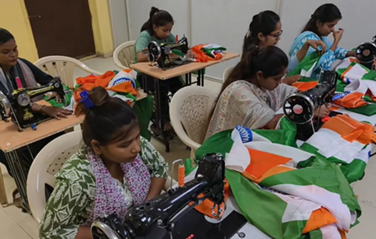 प्रयागराज : 'हर घर तिरंगा' अभियान से सशक्‍त हो रही समूह की महिलाएं, बन रहीं परिवार का सहारा