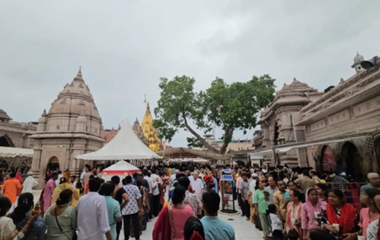 काशी विश्वनाथ धाम में प्लास्टिक प्रतिबंध, दुकानदारों और श्रद्धालुओं ने इस पहल का किया स्वागत