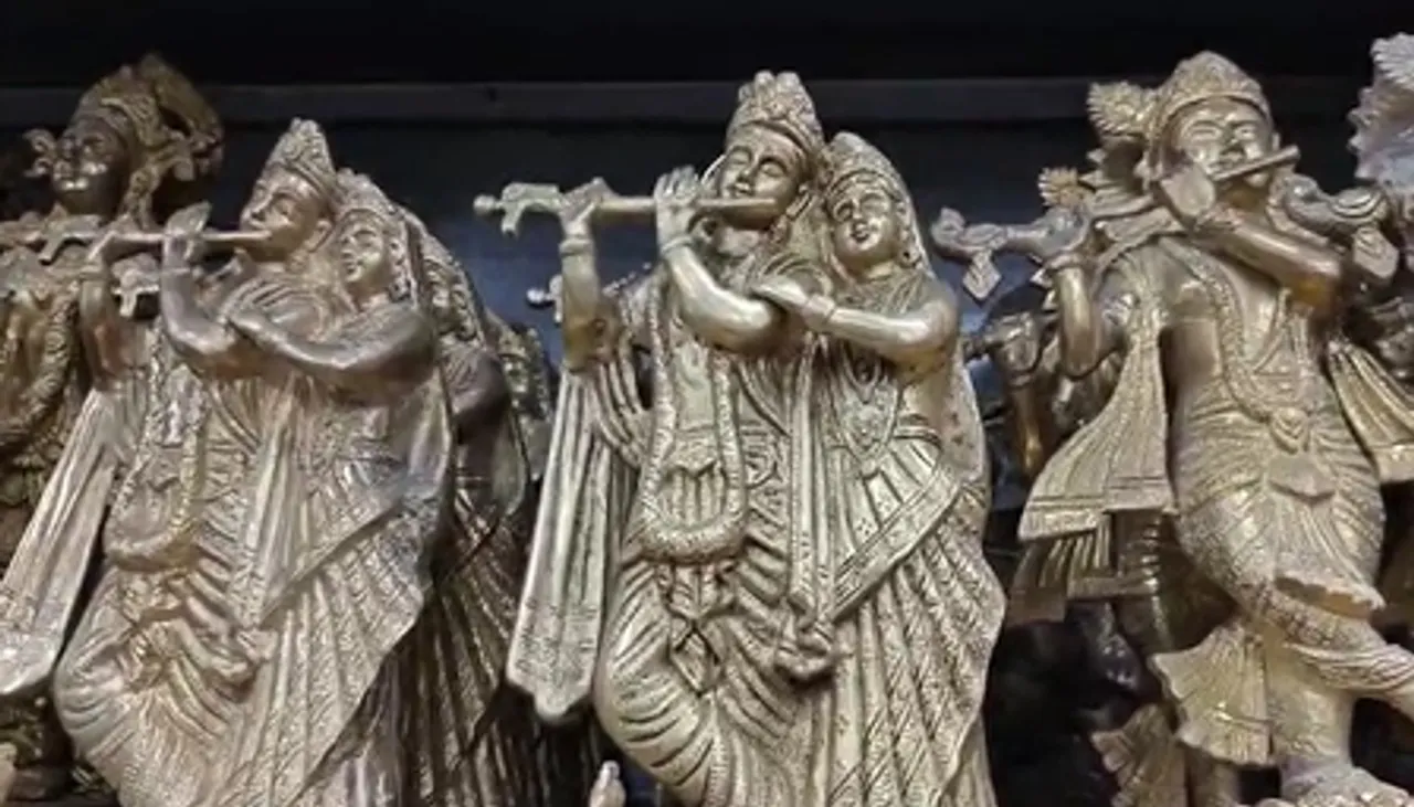 अलीगढ़ : जन्माष्टमी के लिए लड्डू गोपाल की चांदी की मूर्ति तैयार कर रहे मुस्लिम मूर्तिकार