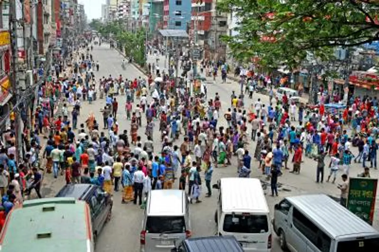 Bangladesh workers block Dhaka–Mymensingh highway over factory closures, unpaid wages