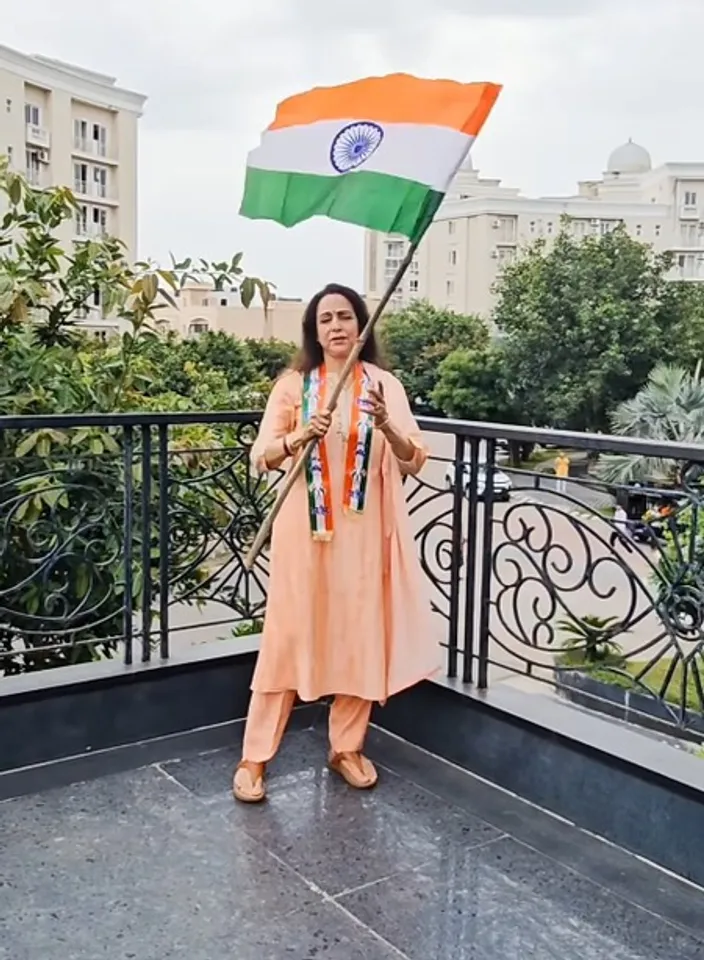 हेमा मालिनी का देशभक्ति भरा अंदाज, वंदे मातरम् की गूंज के साथ लहराया तिरंगा