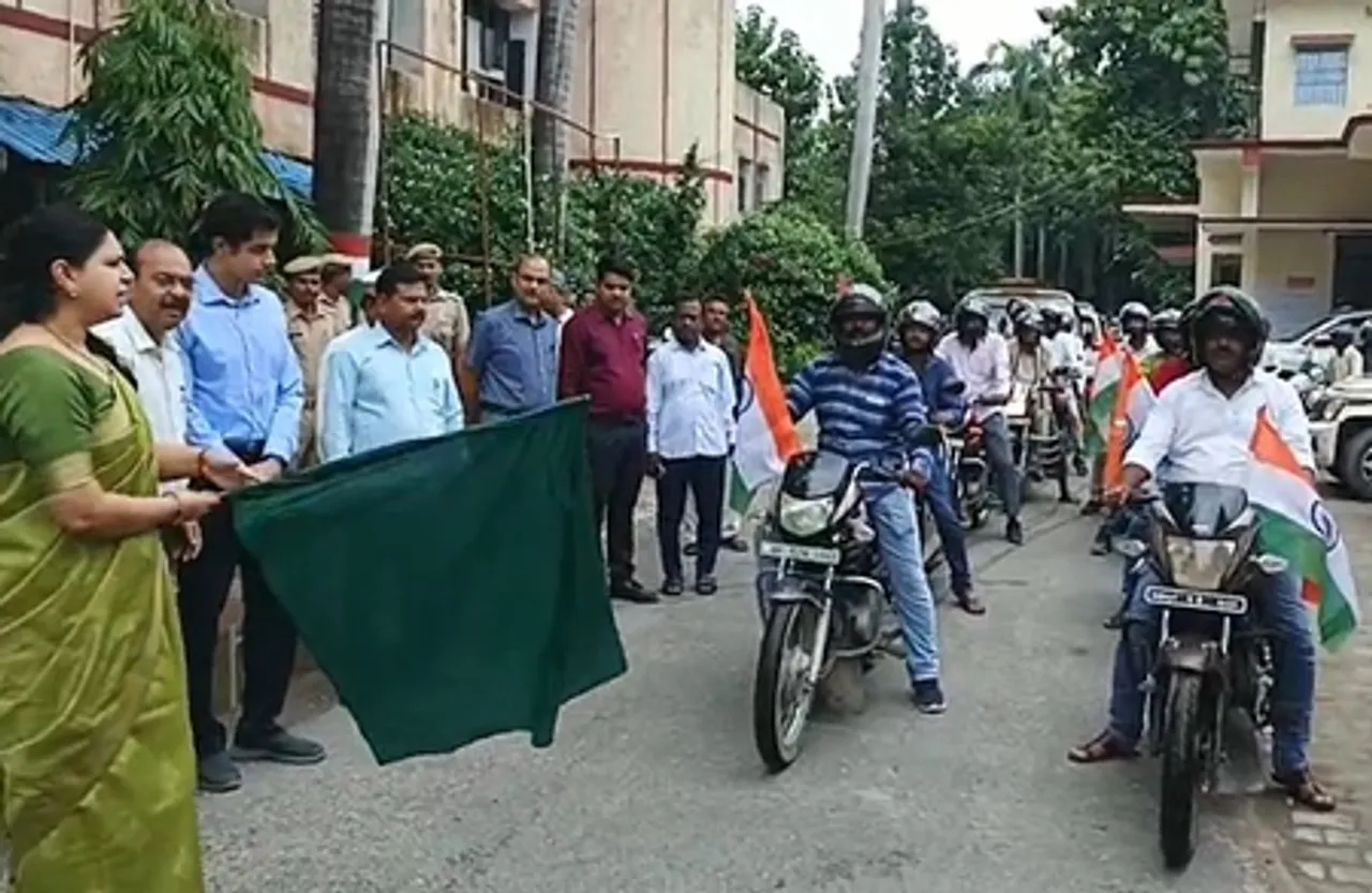यूपी : देवरिया में तिरंगा यात्रा में शामिल हुए जिले के सफाई कर्मचारी