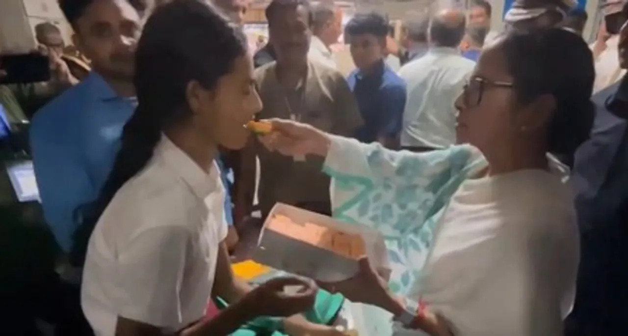 कोलकाता: स्वतंत्रता दिवस परेड में भाग ले रहे बच्चे पड़े बीमार, सीएम ममता बनर्जी ने अस्पताल में पूछा हालचाल