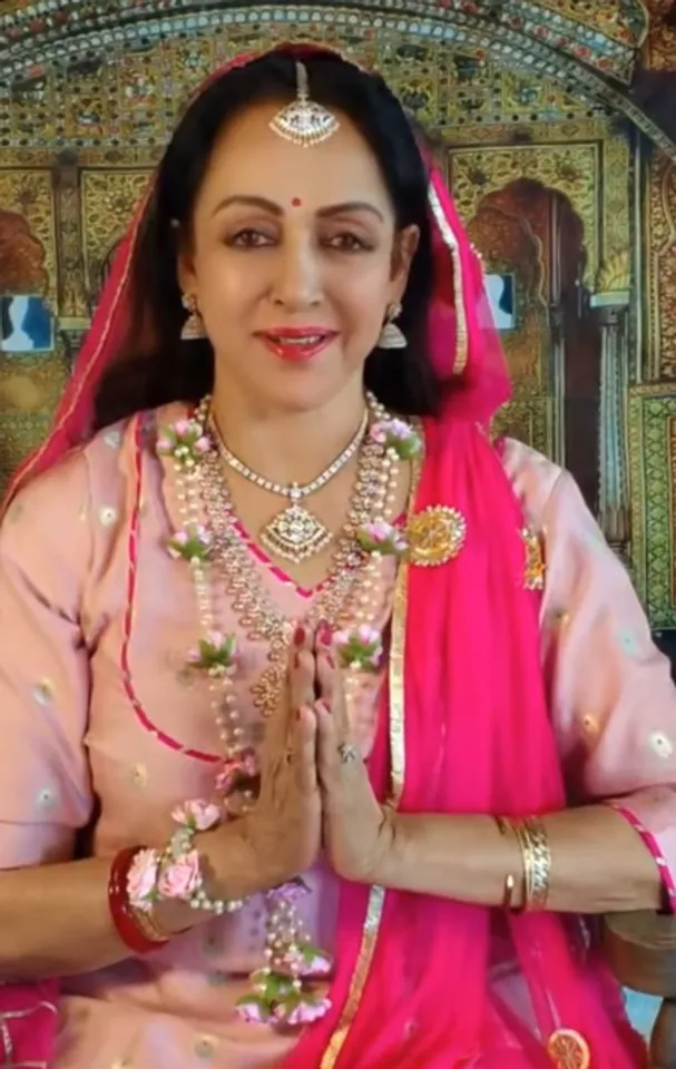 हेमा मालिनी ने यशोदा मां के रूप में मनाया श्रीकृष्ण जन्मोत्सव, लोगों को दी जन्माष्टमी की शुभकामनाएं