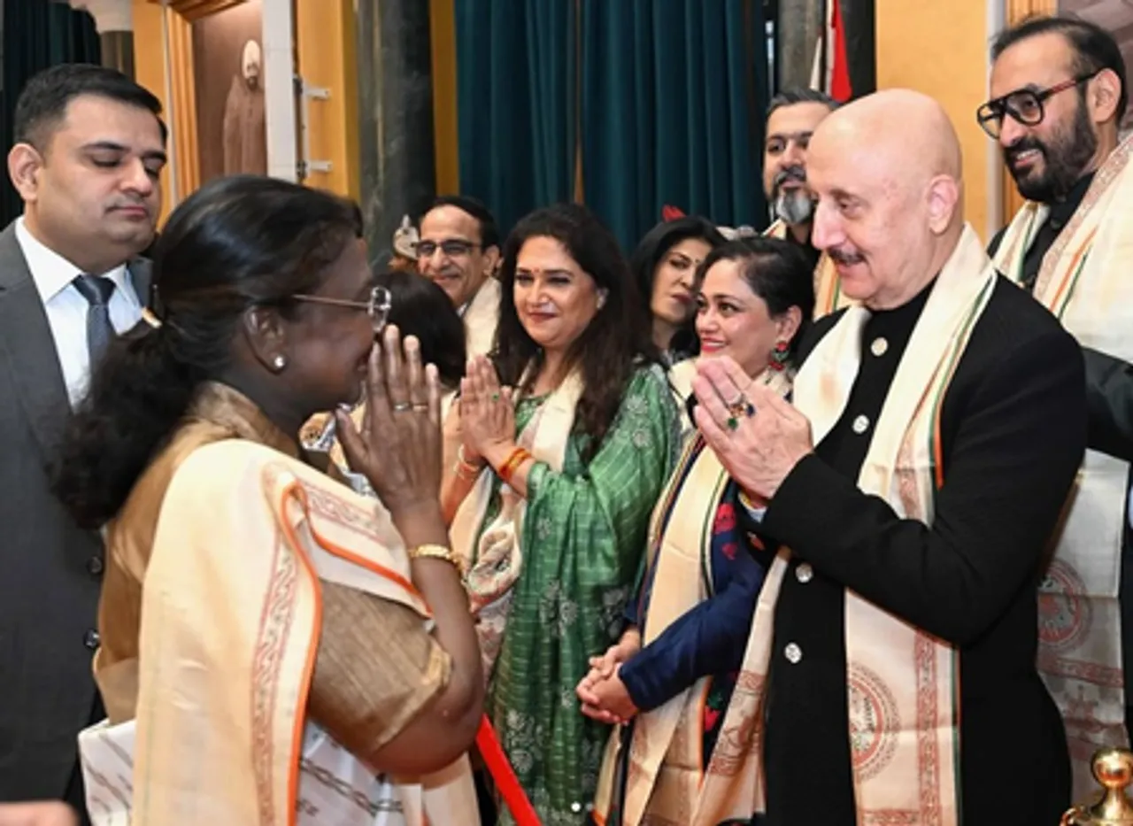 अनुपम खेर ने राष्ट्रपति द्रौपदी मुर्मु से की मुलाकात, सिर झुकाकर आदर के साथ किया प्रणाम