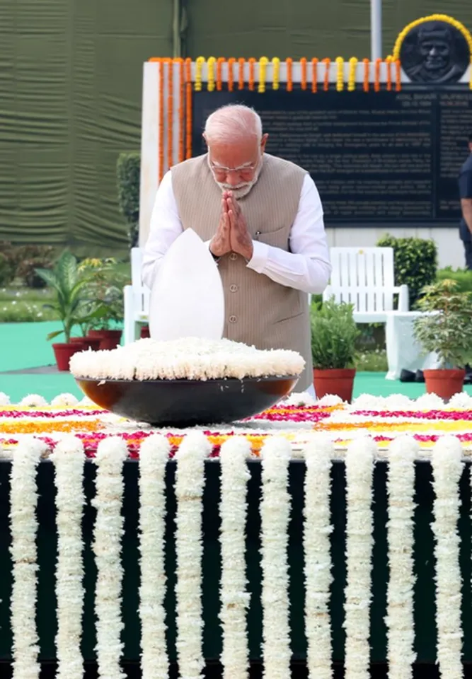 'राष्ट्र की अटूट सेवा के लिए समर्पित थे अटल बिहारी वाजपेयी', पीएम मोदी ने किया याद
