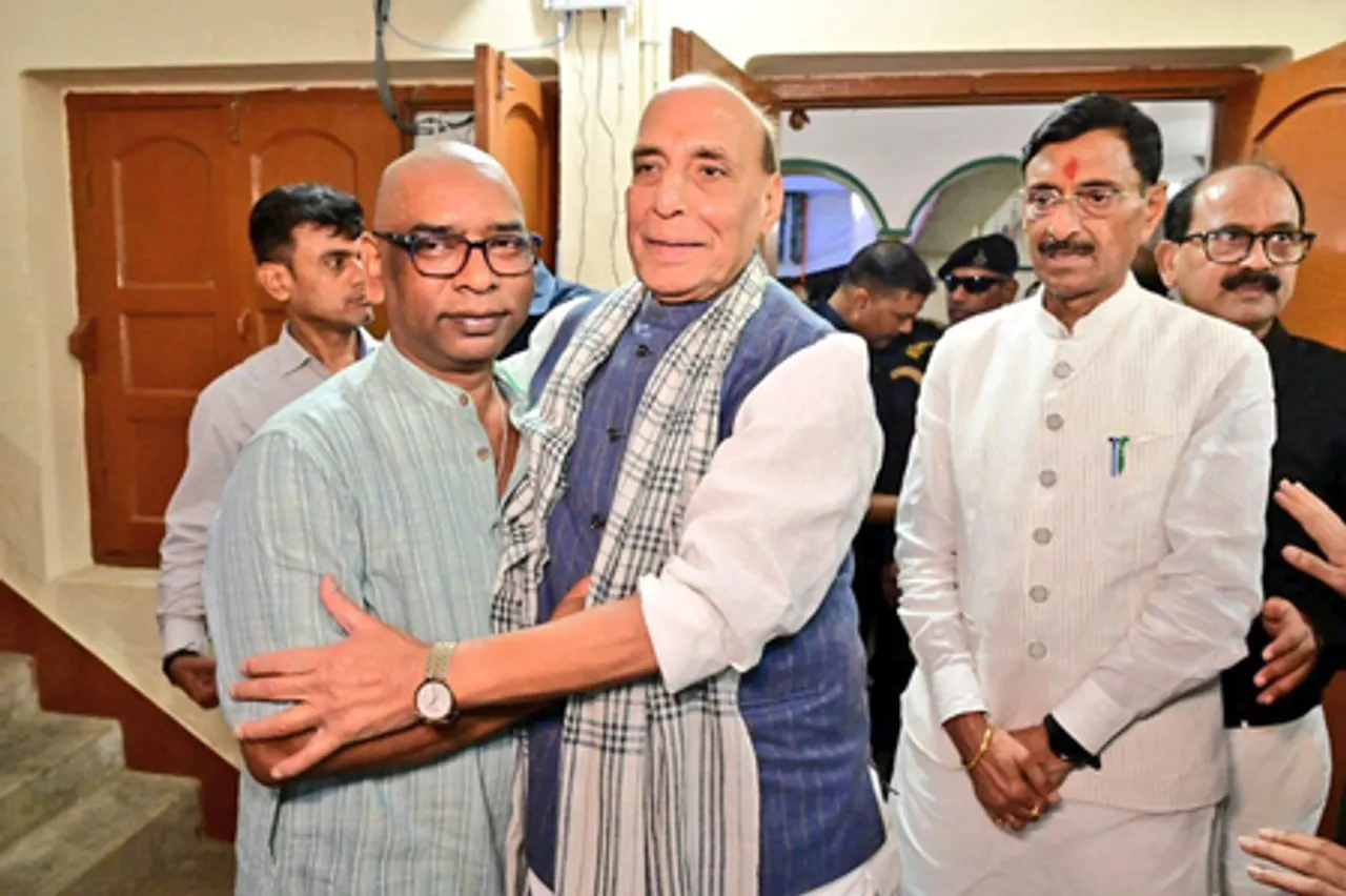 शिबू सोरेन को श्रद्धांजलि अर्पित करने पहुंचे रक्षा मंत्री राजनाथ, बाबा रामदेव सहित कई विशिष्ट जन