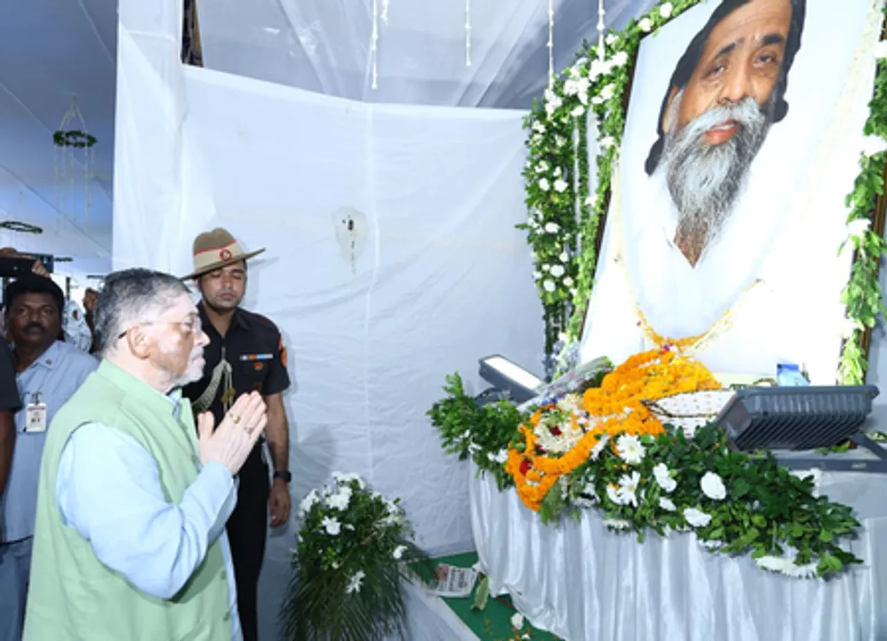 झारखंड : पूर्व सीएम शिबू सोरेन के संस्कार भोज में शामिल हुए राज्यपाल, सीएम हेमंत और परिजनों से की मुलाकात