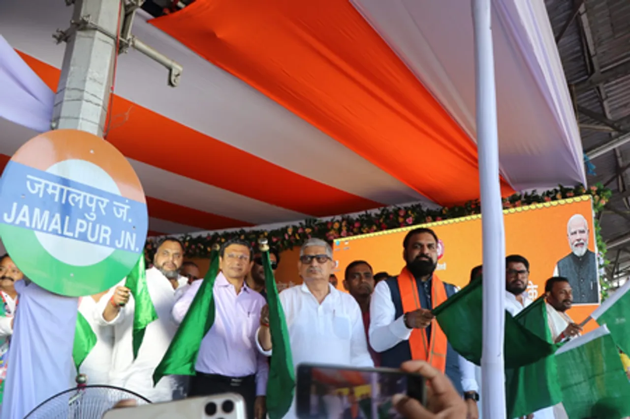 केंद्रीय मंत्री और उपमुख्यमंत्री ने जमालपुर से वंदे भारत एक्सप्रेस को हरी झंडी दिखाकर किया रवाना