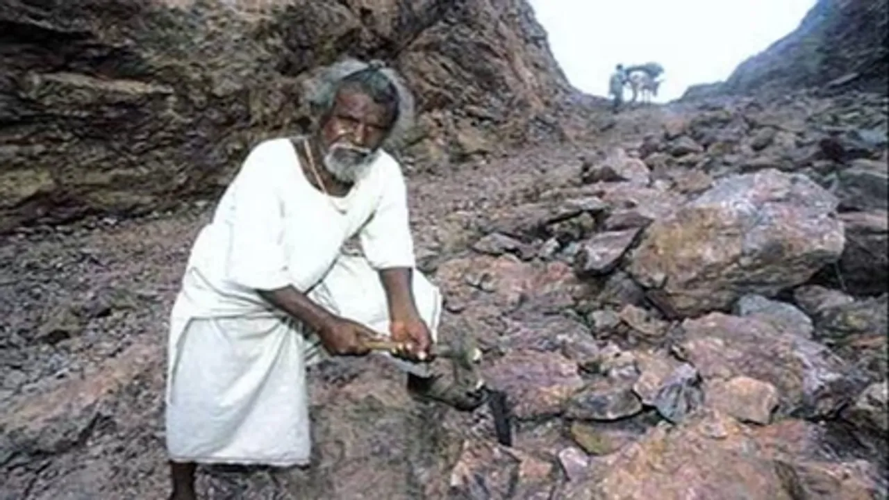 पहाड़ को चुनौती देने वाला दशरथ मांझी, एक प्रेम और संकल्प की अमर गाथा