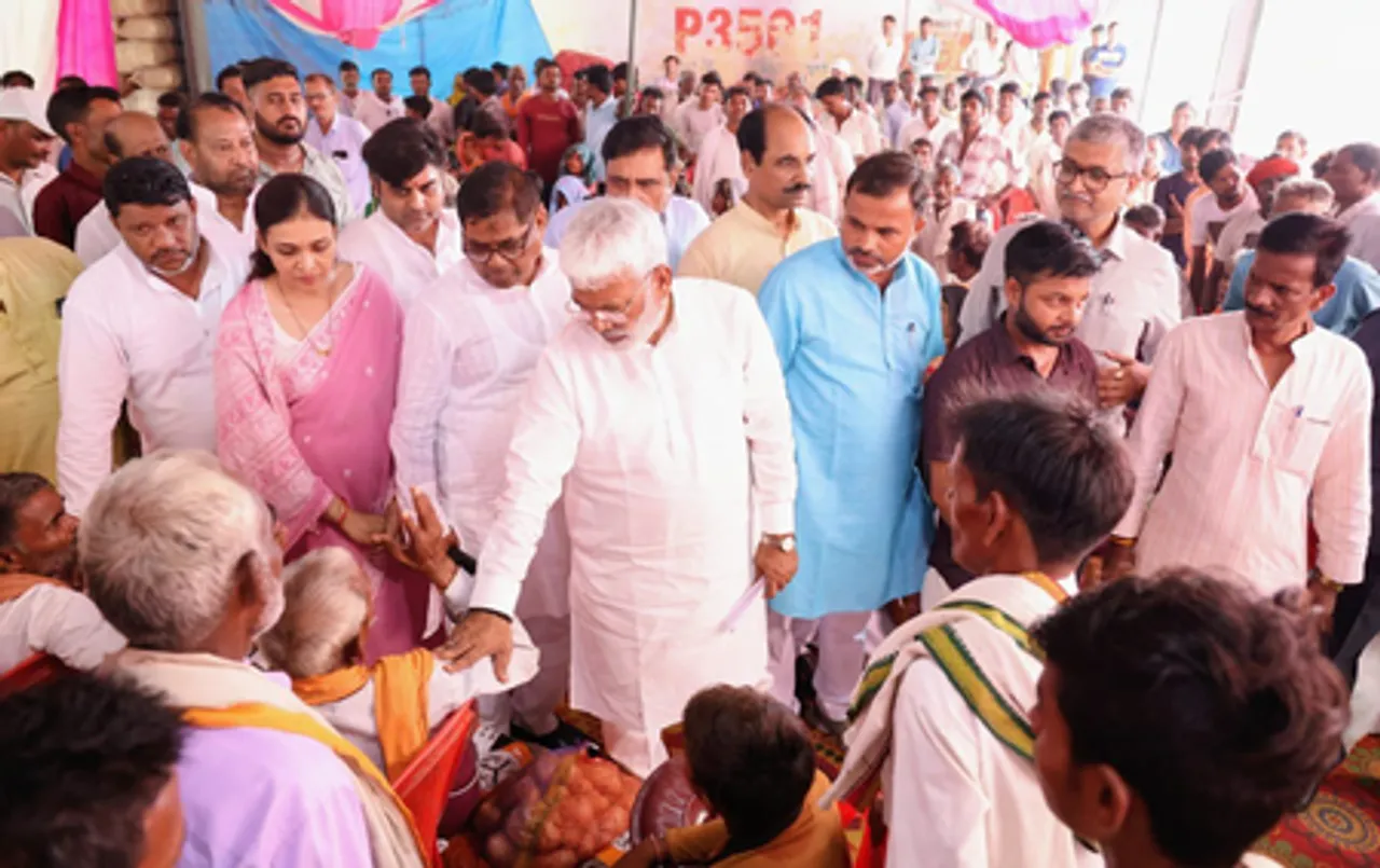 उत्तर प्रदेश: फर्रुखाबाद में बाढ़ पीड़ितों को मंत्री स्वतंत्र देव सिंह ने वितरित की बाढ़ राहत सामग्री