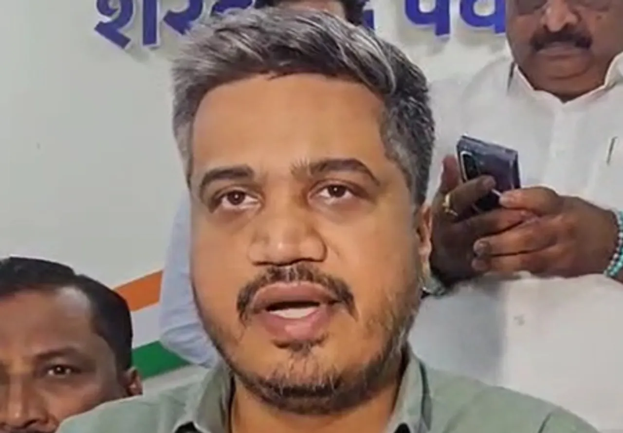विपक्ष के सवालों का जवाब देने में असमर्थ चुनाव आयोग: रोहित पवार