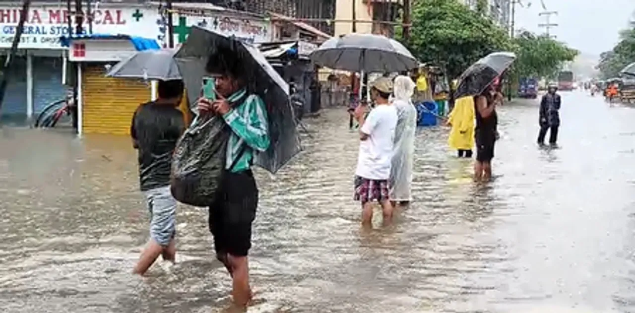 मुंबई में बारिश से बुरे हाल, बीएमसी ने घोषित की छुट्टी, निजी कार्यालयों को वर्क फ्रॉम होम की सलाह