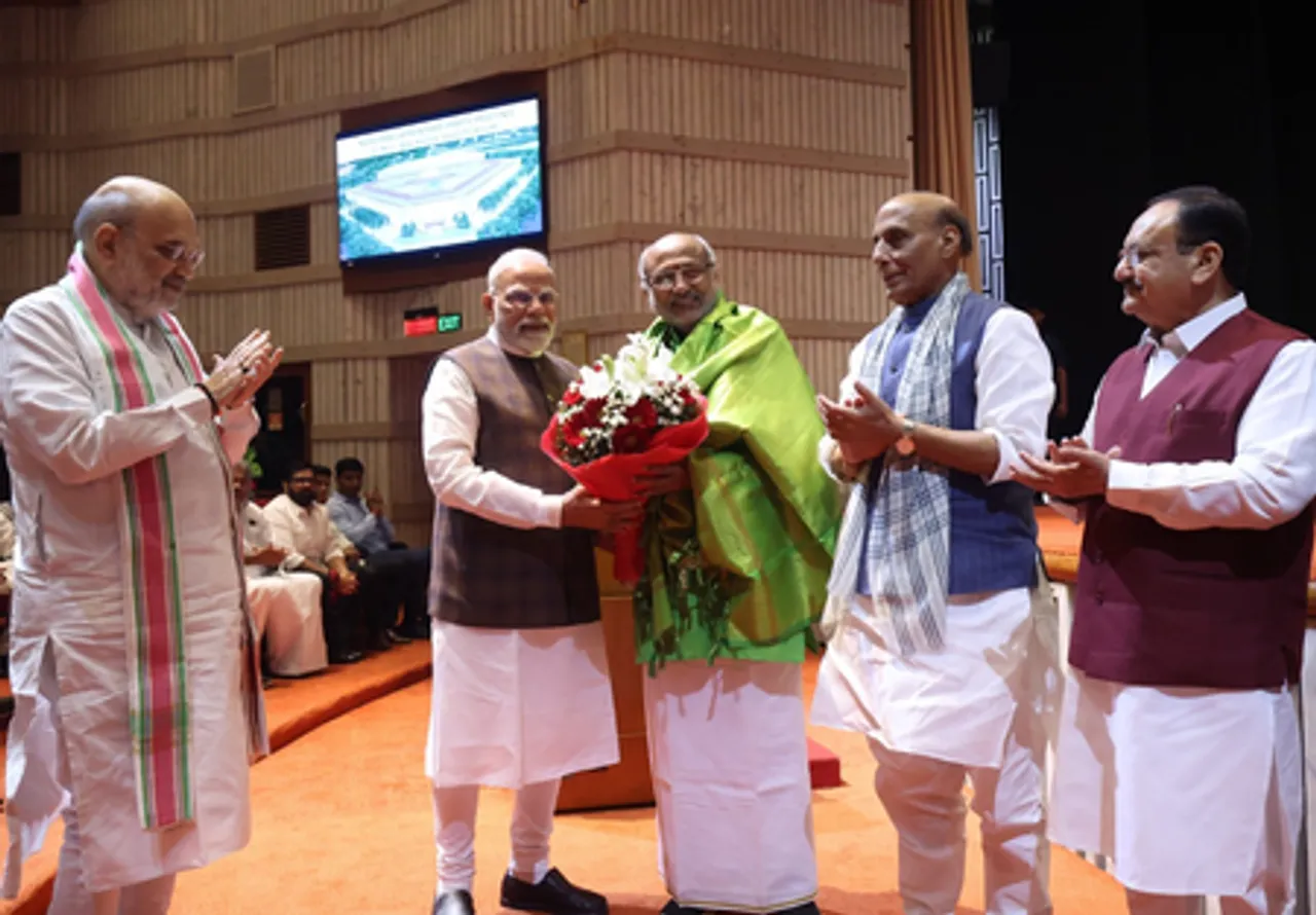 पीएम मोदी ने उपराष्ट्रपति पद के उम्मीदवार सीपी राधाकृष्णन को एनडीए सांसदों को मिलवाया, सर्वसम्मति से समर्थन की अपील