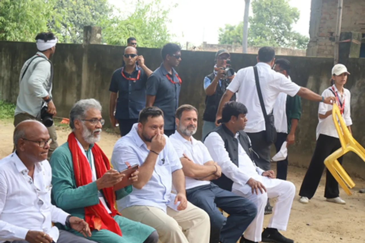 बिहार: राहुल गांधी 'वोटर अधिकार यात्रा' के दौरान पहुंचे मनैनी गांव, किया संवाद