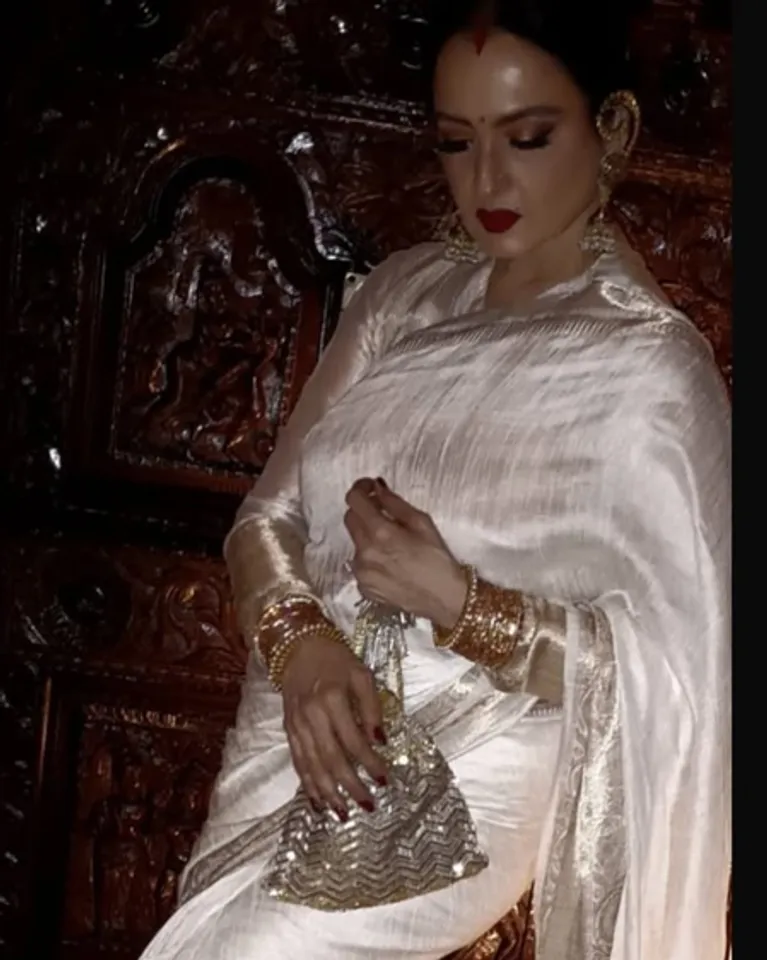रेखा की खूबसूरती को फिर मिला मनीष मल्होत्रा का साथ, साड़ी में दिखा बेहद खास अंदाज