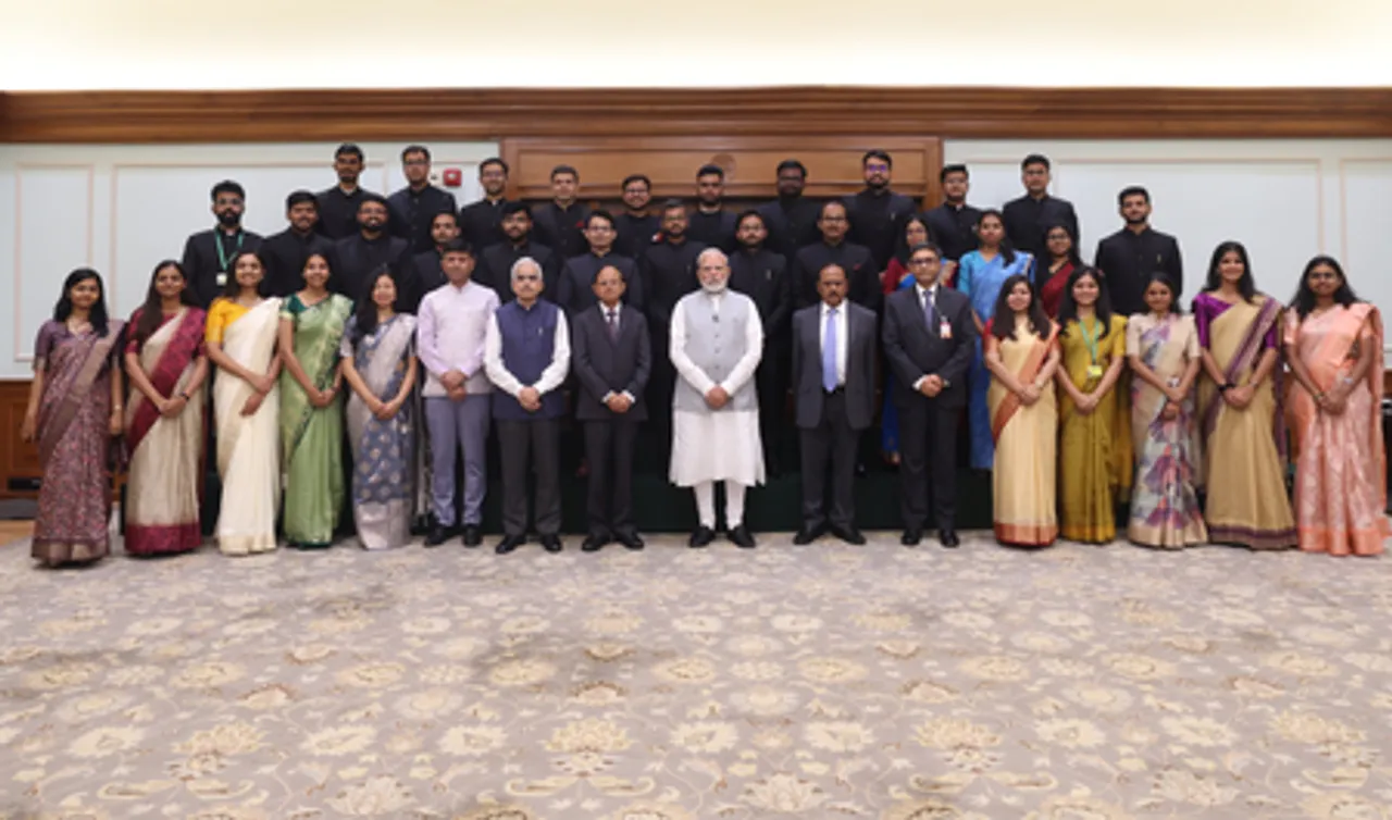 पीएम मोदी से मिले 2024 बैच के आईएफएस प्रशिक्षु अधिकारी, किन मुद्दों पर हुई बात