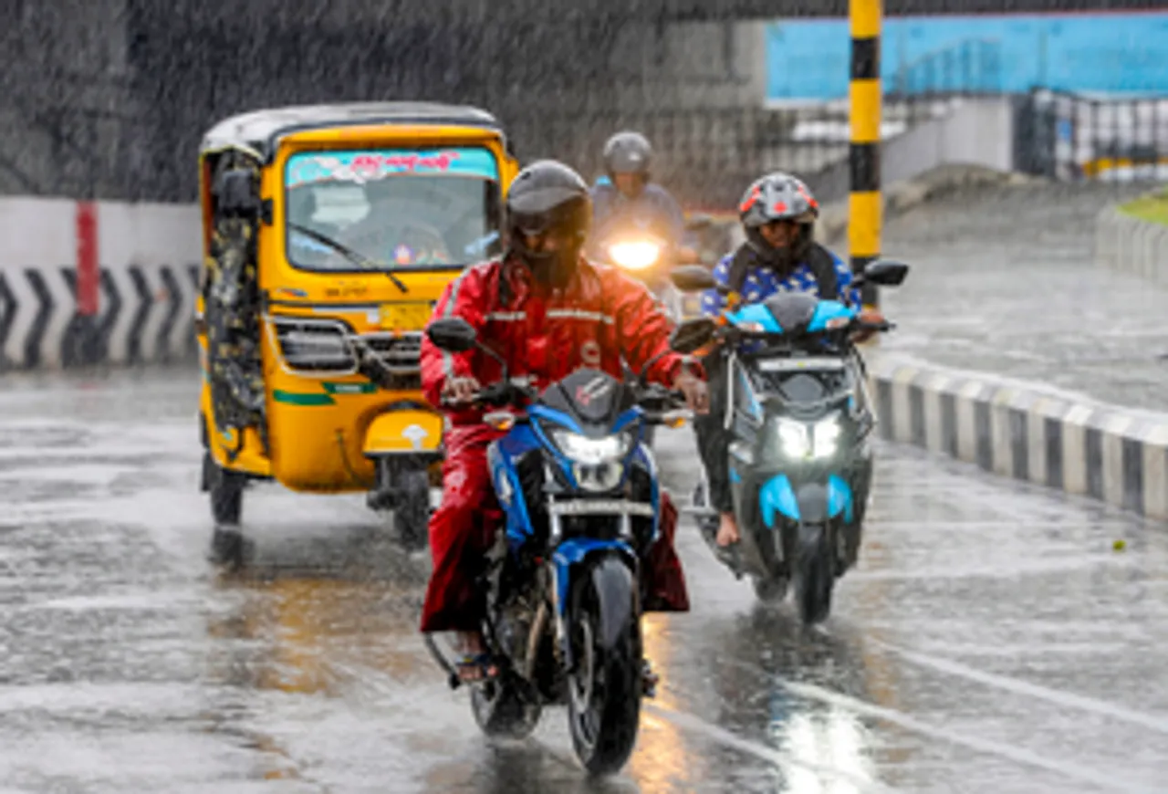 Low pressure over Bay of Bengal triggers cyclone warning in TN ports