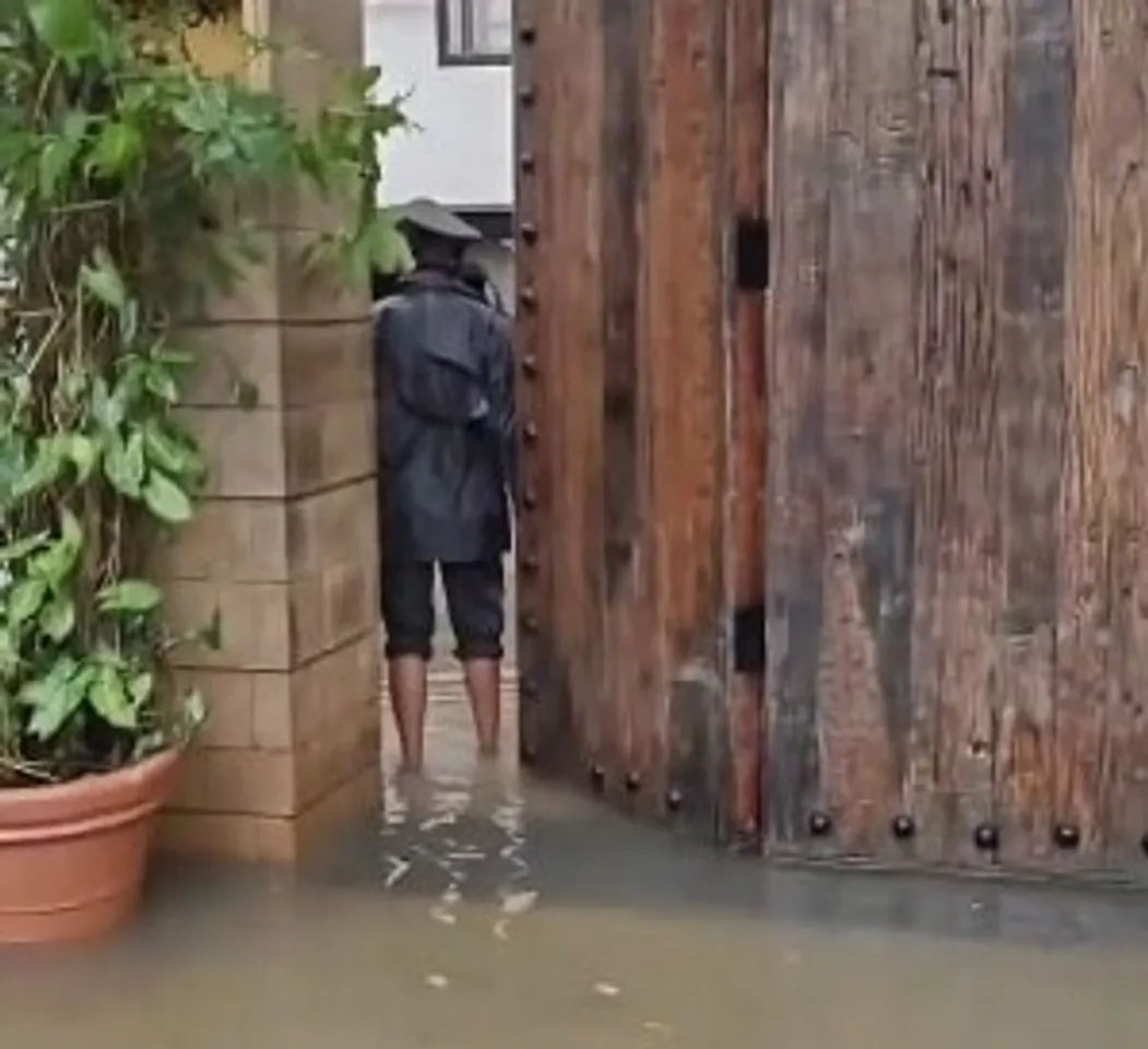 बॉलीवुड स्टार अमिताभ बच्चन के बंगले में घुसा बारिश का पानी, सोशल मीडिया पर वीडियो वायरल