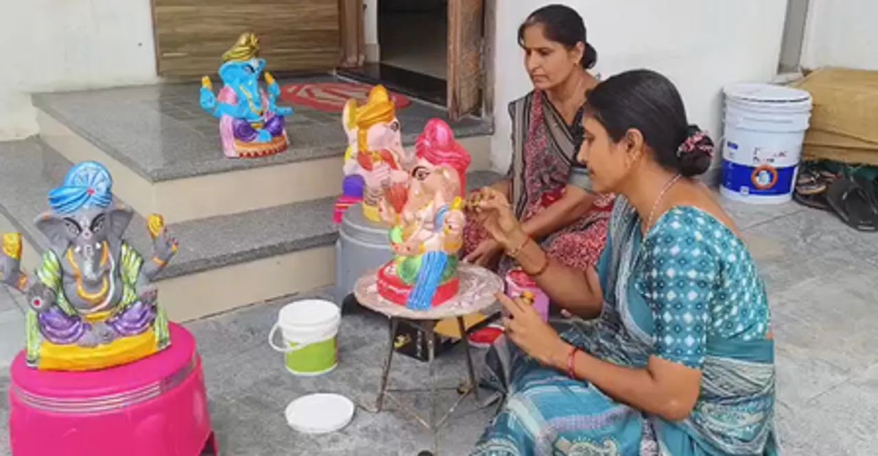 गुजरात : साबरकांठा में सखी मंडल की महिलाएं बना रहीं ईको फ्रैंडली गणपति, बन रहीं आत्‍मनिर्भर